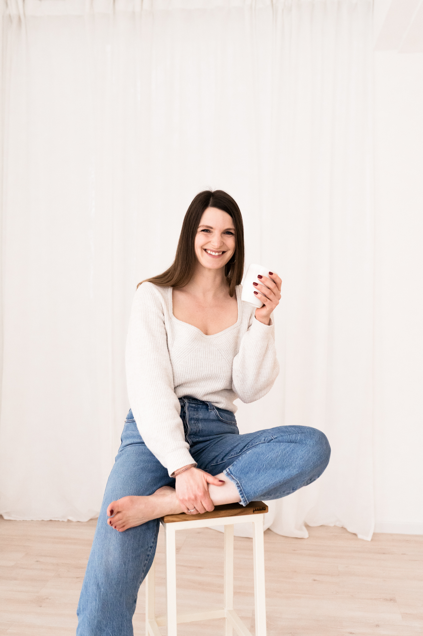 Jill Baier - sitzend mit Kaffeetasse